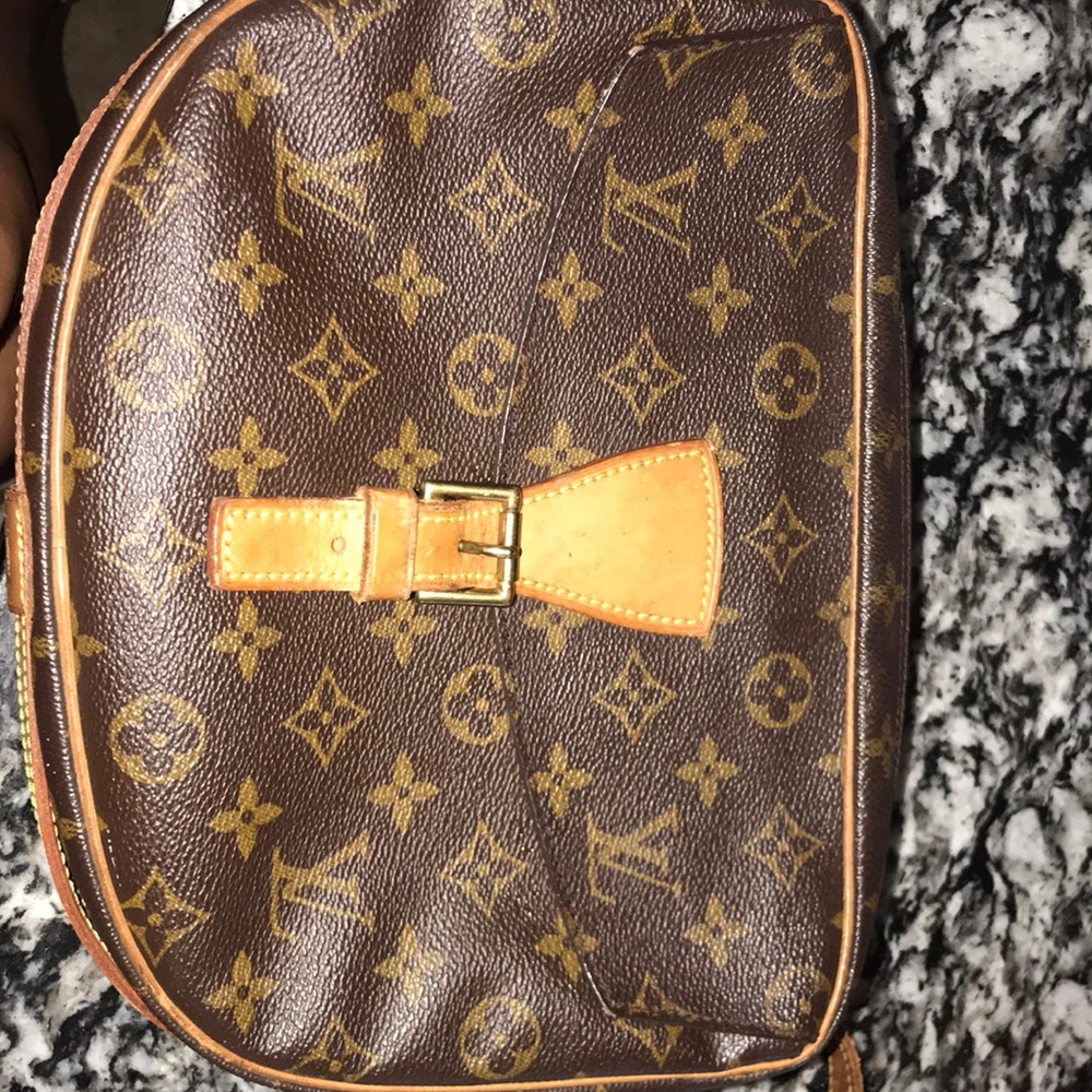 Louis Vuitton shoulder purse! Comes with dust bag!